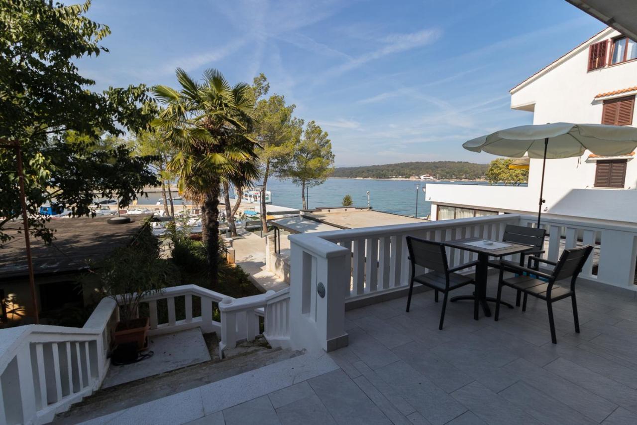Apartman Hrabrić 2 Njivice Bagian luar foto